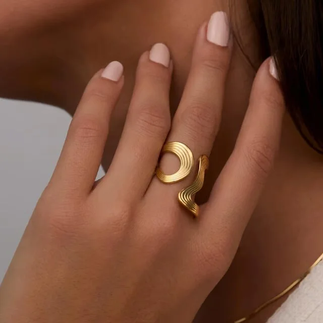 Original ring reference showing its setting and band